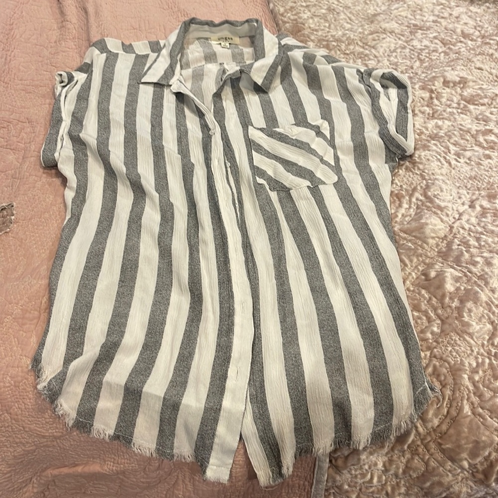 Umgee boutique fringe hem gray and white lightweight blouse.